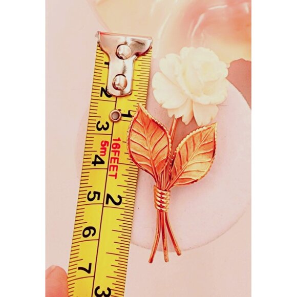 Exquisitely Detailed Vintage Creamy Celluloid Rose Brooch With Gold Tone Leaves - Picture 6 of 6